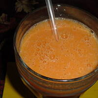 Koktajl w kolorze pomarańczy z imbirem