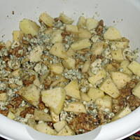 Rożki francuskie z jabłkami, orzechami i serem gorgonzola