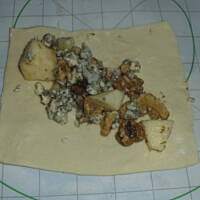 Rożki francuskie z jabłkami, orzechami i serem gorgonzola