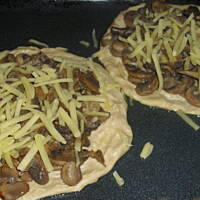 Małe pizze z pieczarkami