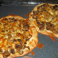 Małe pizze z pieczarkami