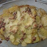 Zapiekanka ziemniaczana z kiełbaską w sosie śmietanowo-ziołowym :)