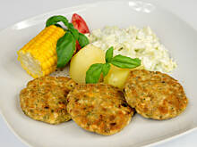 Fot. Wkn, Kotleciki jajeczne z cebulą i oliwkami