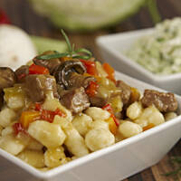 Gulasz z kluseczkami domowymi