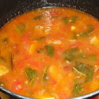 Zupa z jarmużem, kiełbasą i fasolą