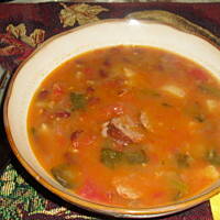 Zupa z jarmużem, kiełbasą i fasolą