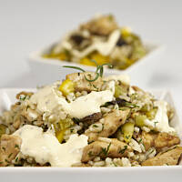 Sałatka ryżowa ze smażonym kurczakiem i pieczarkami