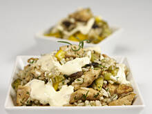 Fot. Wkn, Sałatka ryżowa ze smażonym kurczakiem i pieczarkami