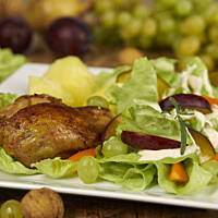 Sałata z winogronami i śliwką do kurczaka z rożna