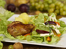 Fot. Wkn, Sałata z winogronami i śliwką do kurczaka z rożna