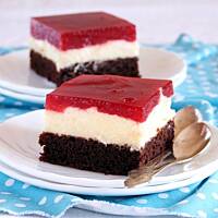 kostka czekoladowo-budyniowa z truskawkami...