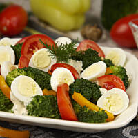 Sałatka brokuła z przepiórczymi jajeczkami