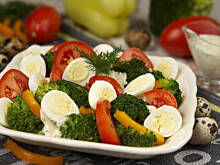 Fot. Wkn, Sałatka brokuła z przepiórczymi jajeczkami