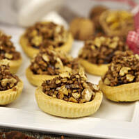 Kruche kajmakowe babeczki z orzechami prażonymi w cukrze