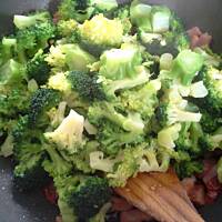 Spaghetti z suszonymi pomidorami i brokułem