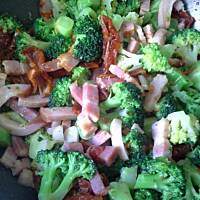 Spaghetti z suszonymi pomidorami i brokułem