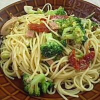 Spaghetti z suszonymi pomidorami i brokułem