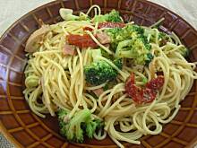 Fot. Dżanina Fonda, Spaghetti z suszonymi pomidorami i brokułem