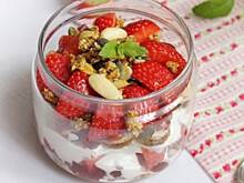 Fot. Mloda, Śniadaniowe tiramisu truskawkowe