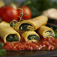 Naleśniki ze szpinakiem, fetą i sosem pomidorowym