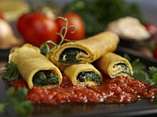 Fot. Wkn, Naleśniki ze szpinakiem, fetą i sosem pomidorowym