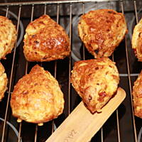 Bułeczki Kruche Serowo-pomidorowe