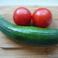 Feta z pomidorami i cukinią zapiekana