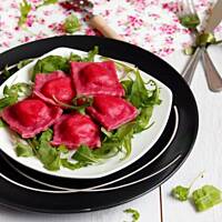 Buraczane pierogi z serkiem i rukolą