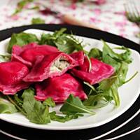 Buraczane pierogi z serkiem i rukolą