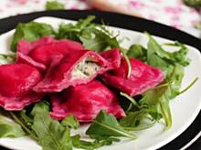 Fot. Mloda, Buraczane pierogi z serkiem i rukolą