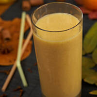 Jesienny koktajl jabłkowo-mandarynkowy z piernikową nutą