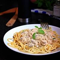 Kurczak w  sosie serowym z pieczarkami