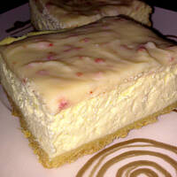 Śmietankowy sernik w kropki