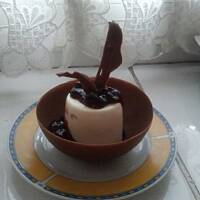 Panno Cotta z konfiturą porzeczokwą w czekoladowej miseczce