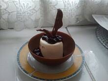 Fot. konaga2, Panno Cotta z konfiturą porzeczokwą w czekoladowej miseczce