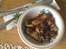 Fot. hanah30, Śledzie z grzybami i śliwką