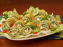 Fot. Wkn, Ślimaczki naleśnikowe z łososiem i serkiem szpinakowym