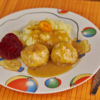 Klopsiki z piersi drobiowej siekanej w sosie paprykowym