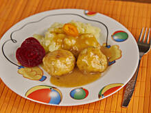 Fot. Wkn, Klopsiki z piersi drobiowej siekanej w sosie paprykowym