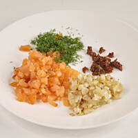 Paczuszki łososiowe z suszonymi pomidorami