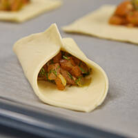 Paczuszki łososiowe z suszonymi pomidorami