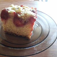 Ciasto piaskowe z truskawkami i ajerkoniakiem