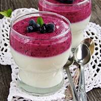 Puszysty mleczno-jogurtowy deser z jagodami