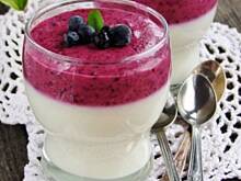 Fot. izaa_a, Puszysty mleczno-jogurtowy deser z jagodami