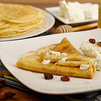 Naleśniki z twarogiem, miodem akacjowym i rodzynkami