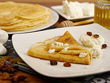 Fot. Wkn, Naleśniki z twarogiem, miodem akacjowym i rodzynkami