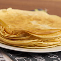 Naleśniki z miodem akacjowym i pestkami granatu