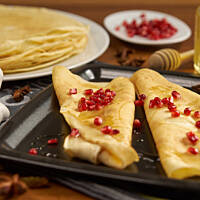 Naleśniki z miodem akacjowym i pestkami granatu