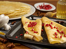 Fot. Wkn, Naleśniki z miodem akacjowym i pestkami granatu