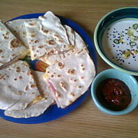 tortille z dipem czosnkowo-cytrynowym